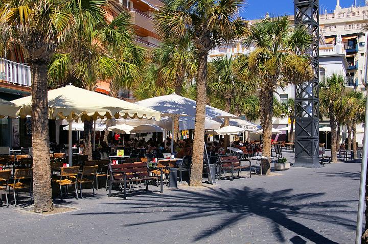 IMGP0143.JPG - One of the many Benidorm beach front restaurants