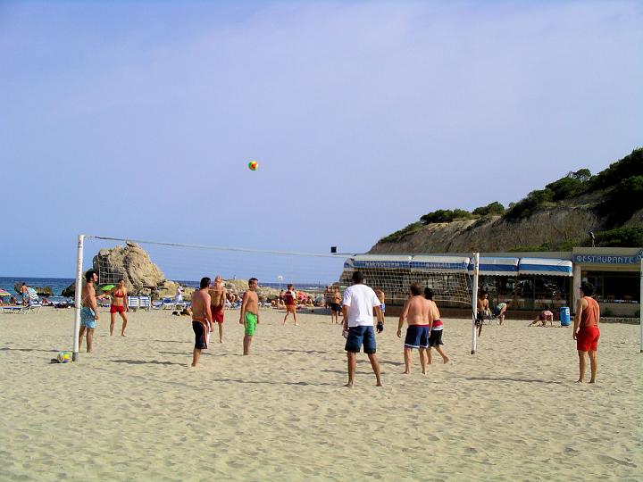 IMGP5064.JPG - Volleyball on Cala Finestrat beach.