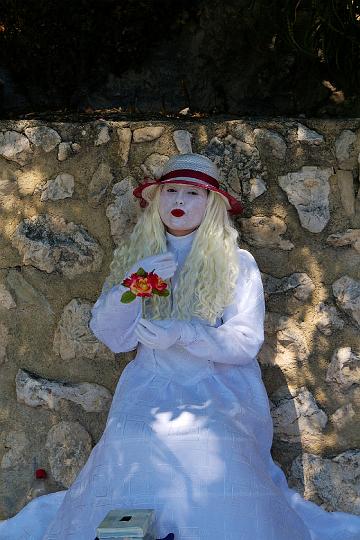 IMGP0254.JPG - Mime Artist on the path up toGuadalest