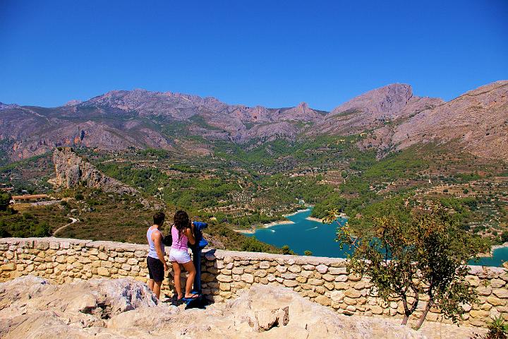 IMGP0268.JPG - Visitors to Guadalest enjoying the spectacular views.